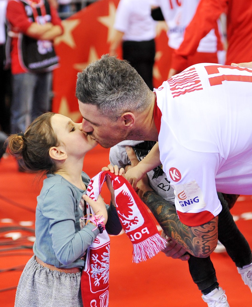 2016.01.19 Krakow Cracow Pilka reczna EHF Euro 2016 Mistrzostwa Europy w pilce recznej mezczyzn Grupa A Polska - Francja N/Z Bartosz Konitz z corka Foto Norbert Barczyk / Pressfocus 2016.01.19 Krakow Cracow Handball EHF Mens Euro Poland 2016 Poland - France N/Z Bartosz Konitz z corka Foto Norbert Barczyk / Pressfocus