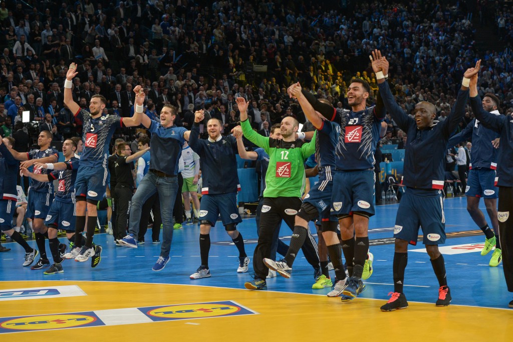 French team in front of the French supporters after their victory. Match of half final of the 25th Men World Handball Championship 2017, between France and Slovenia, the 26th January, 2017, with a victory of French team 31 to 25 for Slovenia, at AccorHotels Arena in Paris. The competition takes place until 29th January, 2017, with 24 teams and will be held on 8 sites: Albertville, Brest, Lille, Metz, Montpellier, Nantes, Paris and Rouen. Paris, FRANCE - 26/01/2017 26.01.2017 Paryz Pilka reczna, Mistrzostwa Swiata Francja 2017 Francja - Slowenia Isa Harsin / Sipa / PressFocus POLAND ONLY!!